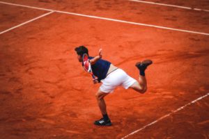 硬式テニスでサーブが入らない！手首の痛みと打ち方の基本！